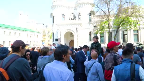 Una Folla Persone Che Guardano Sfilata Attrezzature Militari Mosca Maggio — Video Stock