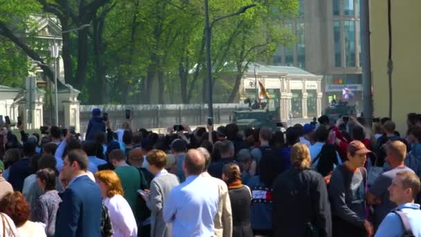 Die Menschen Sehen Sich Die Parade Auf Gepanzerten Militärfahrzeugen Und — Stockvideo