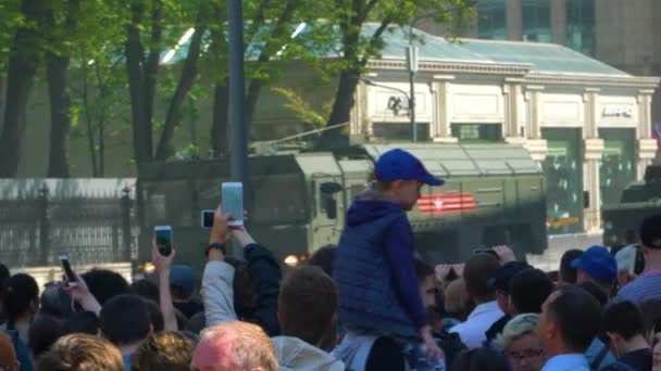 市内の通りを走る軍用車両と カメラフォンで彼女を撮影する人々 モスクワ 2019年5月 — ストック動画