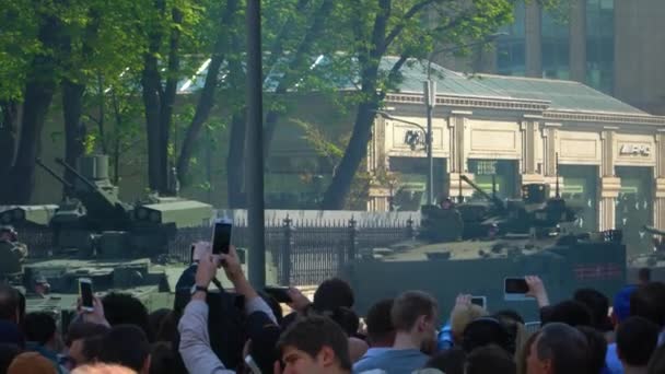 Tanques Atravessam Ruas Cidade Pessoas Atiram Neles Câmera Telefone Moscou — Vídeo de Stock