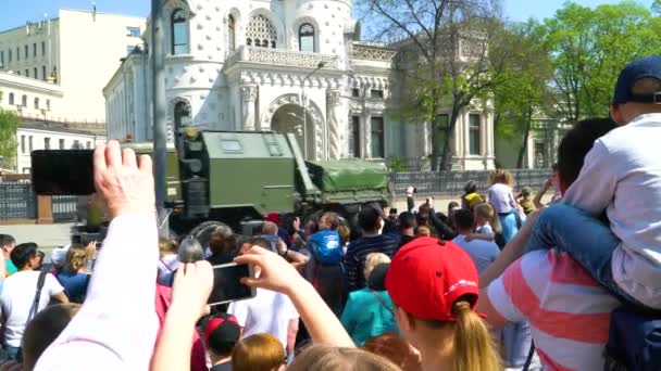 人々は 街の通りをトレーラーを運ぶ第二次世界大戦の携帯電話のタンクに写真を撮ります モスクワ 2019年5月 — ストック動画
