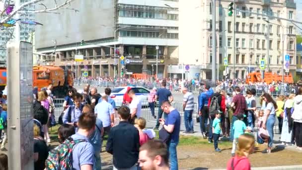 Emberek Város Központjában Kiszorítás Kerítések Mert Hatóságok Blokkolt Forgalom Kapcsán — Stock videók