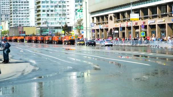 Bevattnings Maskiner Går Efter Kolumn Den Blockerade Stadskärnan Moskva Maj — Stockvideo