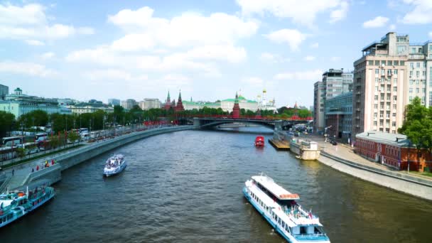 Auf Dem Fluss Verschiedene Richtungen Schwimmende Ausflugsboote Hintergrund Die Straßenbrücke — Stockvideo