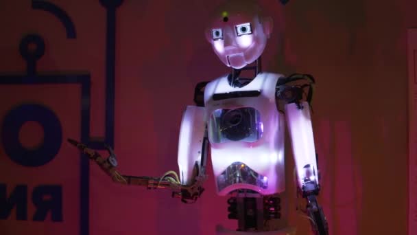 Robot Comme Homme Hoche Tête Bouge Main Dit Quelque Chose — Video