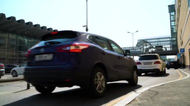 Kursk istasyonu alanında araba akışı. Moskova, Mayıs 2019