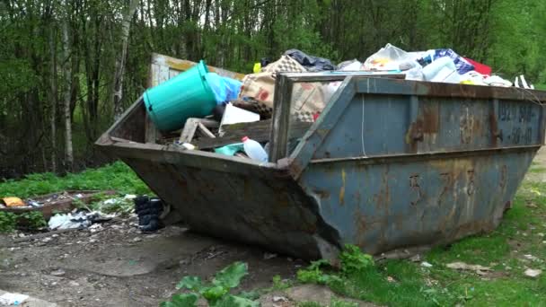 쓰레기 용기는 자연에서 쓰레기와 쓰레기 주위에 흩어져 있습니다 모스크바 2019년 — 비디오