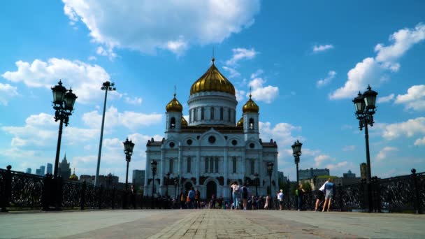 Nsanların Yürüdükettiği Kurtarıcı Katedrali Nin Önündeki Köprü Moskova Mayıs 2019 — Stok video