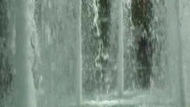 Jatos da fonte voam para o ar e caem para trás, pulverizando gotas de água — Vídeo de Stock