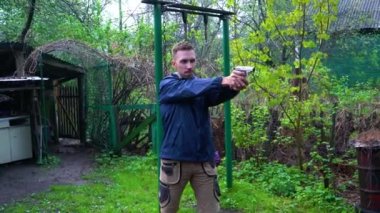 Bir adam bir silah vuruyor