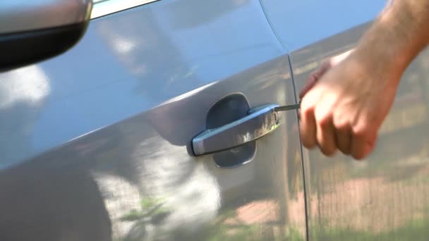 Um homem abre a porta do carro — Vídeo de Stock