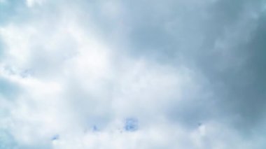 Bulutlar gökyüzünde hızla koşar