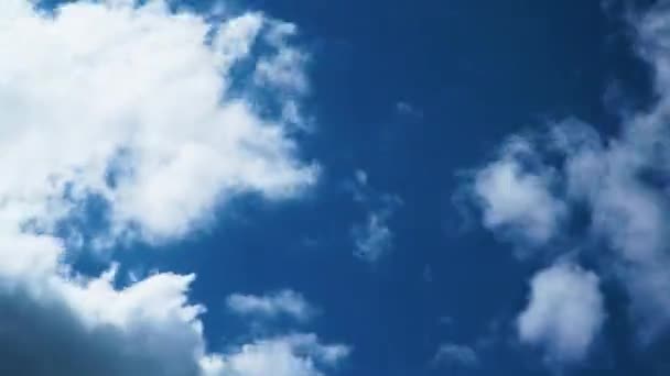 Wolken ziehen über den Himmel — Stockvideo