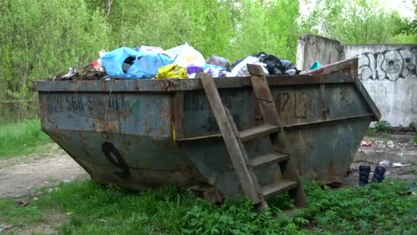 Velká nádoba naplněná odpadky — Stock video
