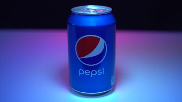 Eine Blaue Pepsi Dose Auf Einer Hellen Oberfläche Mit Weißer — Stockvideo
