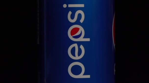 Niebieski Słoik Pepsi Obraca Się Zatrzymuje Pokazując Napis Logo Centrum — Wideo stockowe