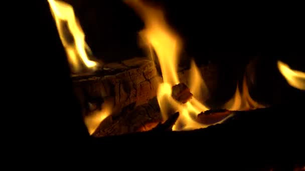 Zoom, optischer Anstieg des Holzes, das von einer heißen Flamme bedeckt wird — Stockvideo