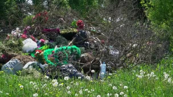 Foto panorámica de una pila de basura con coronas y flores — Vídeos de Stock