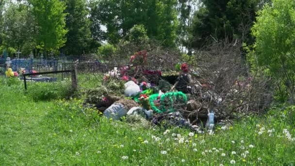 Veel vuilnis met kransen en bloemen — Stockvideo