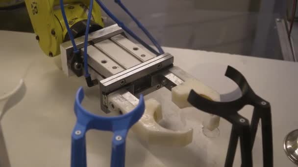 Промышленный робот с рукой в виде когтя — стоковое видео