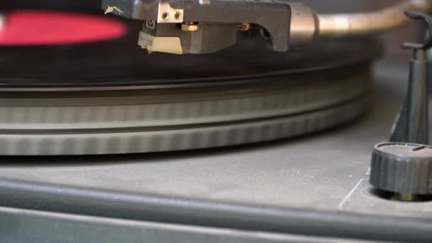 The record player rotates the record — Stock Video