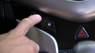 Araçtaki kişi Merkezi kilitleme düğmesine basar