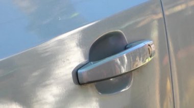 Adam kapıyı anahtarla kapatır..