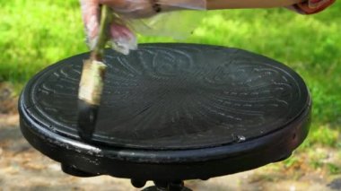 Adam fırça boyalar ahşap piyano sandalye