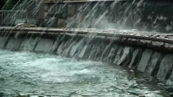 Многие струи воды, которые текут в фонтан — стоковое видео