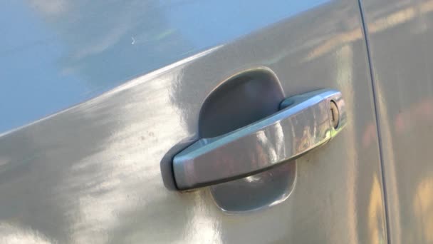 Mężczyzna wyciąga uchwyt drzwi samochodu kilka razy — Wideo stockowe