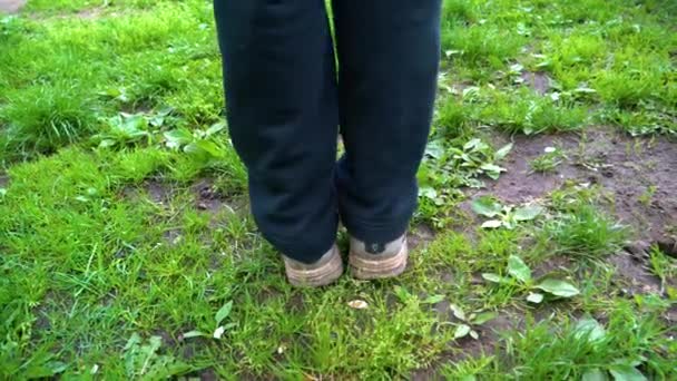 Man sprinkles his feet with a repellent against ticks and mosquitoes — Stock Video
