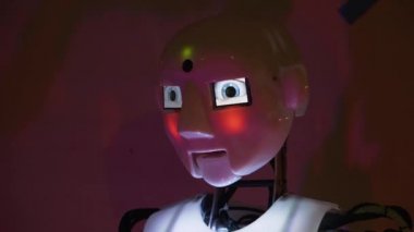 Robot başını hareket ettirir ve gözlerini genişletir. Renk aydınlatma değişiklikleri
