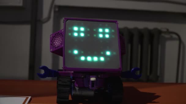 Il volto del robot sul display mostra un sorriso — Video Stock