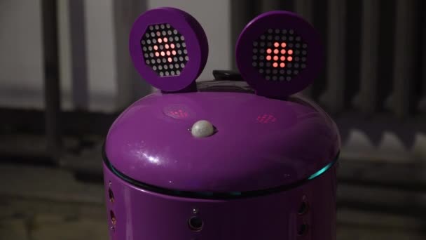 El robot con la cabeza de una rana púrpura mueve sus ojos — Vídeo de stock