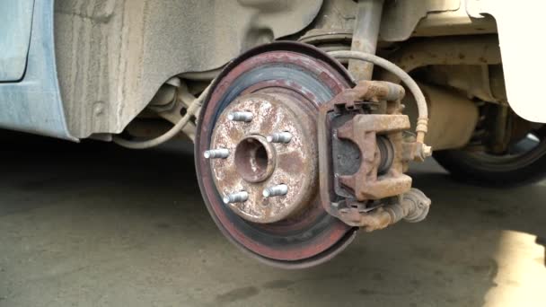 Rusty brake disc on the caliper of the car — Stock Video