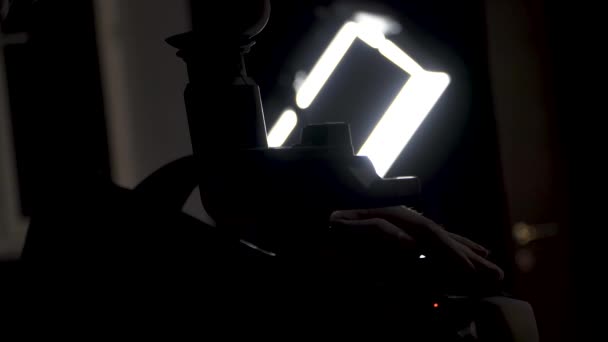 Operatör karanlık bir Stüdyo'da bir video kamera alır — Stok video
