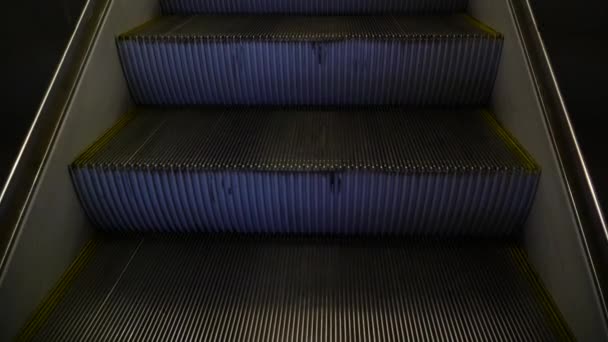 El lienzo de la escalera mecánica se mueve y en la subida los escalones se doblan — Vídeos de Stock