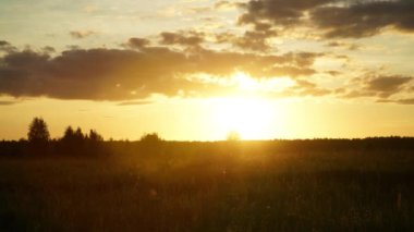Sahada bir yaz akşamı gün batımı timelapse