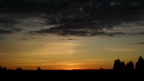 Hiperlapso de puesta de sol. El sol ilumina el horizonte con luz naranja — Vídeo de stock