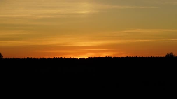 Hiperlapso de puesta de sol. El sol ilumina el horizonte con luz naranja — Vídeo de stock