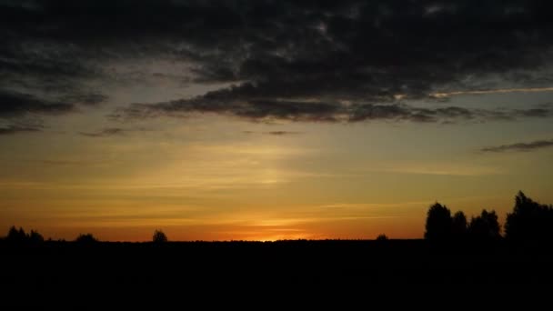 Orangefarbenes Leuchten am Himmel, nachdem die Sonne über dem Horizont untergegangen war. Zeitraffer — Stockvideo