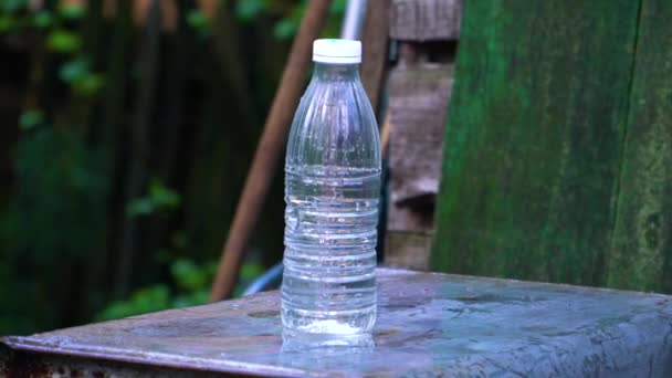 Vodní láhev se prudce sníží poté, co byla zasažena kulkou. — Stock video