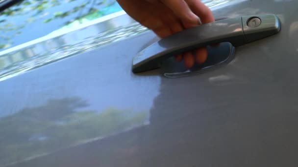 一个男人走到车前，用钥匙打开门 — 图库视频影像