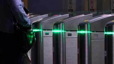 Adam çantadan metronun haritasını çıkardı.