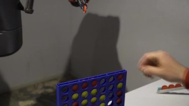 Adam ve robot çipleri prizlere koydular..