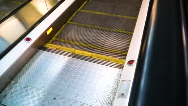 Escalones de metal de la escalera mecánica se están moviendo en la subida — Vídeo de stock