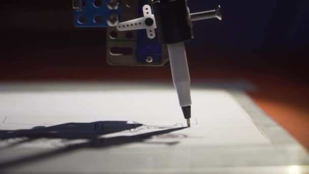 De robot met een balpen tekent een diagram — Stockvideo