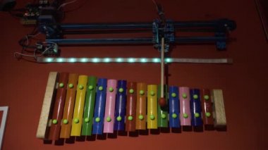 Robot ksilofon la müzik çalıyor