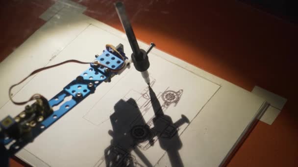 ボールペンを持つロボットは、車の図を描きます — ストック動画