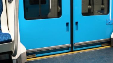 Metro treninin kapısı çerçevesinde